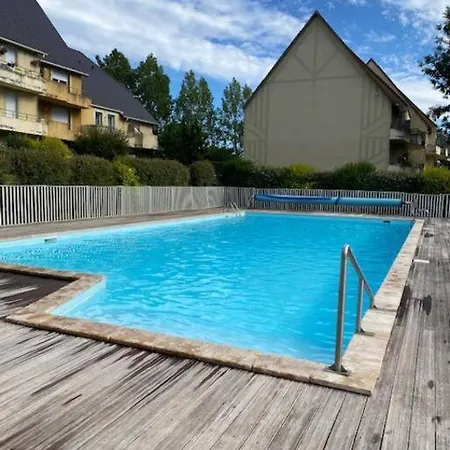 Bel F3 En Avec Piscine, Baignoire Balneo Apartment Touques