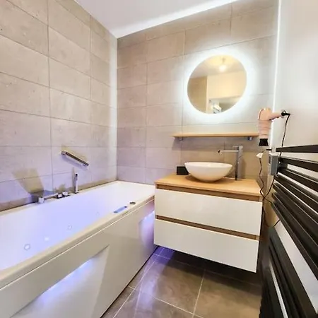 Apartment Bel F3 En Avec Piscine, Baignoire Balneo